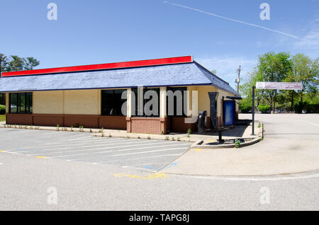 Fuori di affari chiuso Burger King ristorante con drive-thru Foto Stock