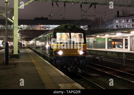 Il 2116 London Euston - Inverness, Aberdeen & Fort William highland Caledonian sleeper in attesa del treno in partenza da London Euston station di notte Foto Stock