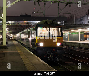 Il 2116 London Euston - Inverness, Aberdeen & Fort William highland Caledonian sleeper in attesa del treno in partenza da London Euston station di notte Foto Stock