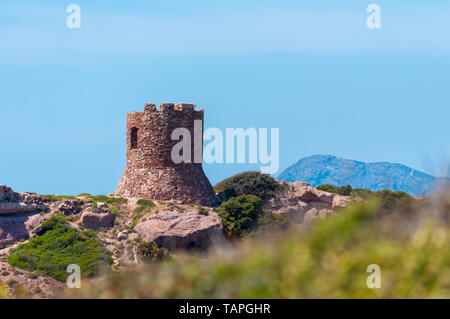 Antica torre sulla costa sarda nei pressi del porticciolo Foto Stock