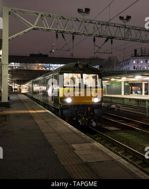 Il 2116 London Euston - Inverness, Aberdeen & Fort William highland Caledonian sleeper in attesa del treno in partenza da London Euston station di notte Foto Stock