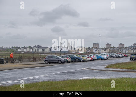 Irvine, Scotland, Regno Unito - 25 Maggio 2019: Irvine Harbour North Ayrshire in Scozia guardando verso il centro della città con la sua alta appartamenti e chiesa spier Foto Stock