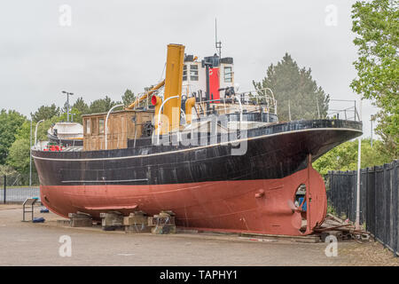 Irvine, Scotland, Regno Unito - 25 Maggio 2019: Irvine Harbour Maritime Museum North Ayrshire in Scozia Alla ricerca su alcuni antichi puffer marittimi che sono di berthe Foto Stock