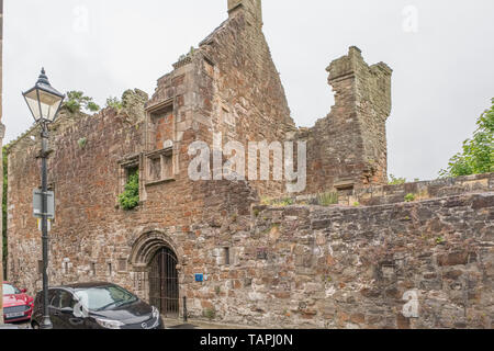 Irvine, Scotland, Regno Unito - 25 Maggio 2019: antiche rovine del castello di Seagate Irvine North Ayrshire in Scozia dove il Trattato di Amsterdam è stato firmato nel 1297 Foto Stock