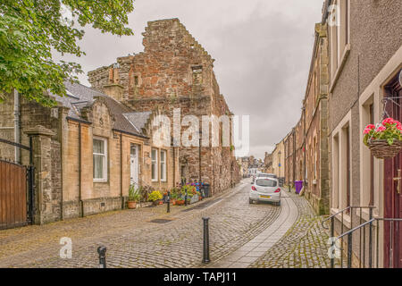 Irvine, Scotland, Regno Unito - 25 Maggio 2019: antiche rovine del castello di Seagate Irvine North Ayrshire in Scozia dove il Trattato di Amsterdam è stato firmato nel 1297 Foto Stock