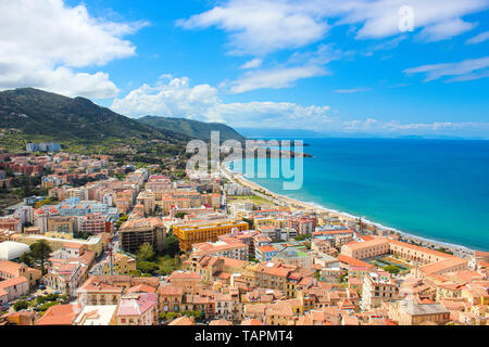 Incredibile paesaggio marino di Cefalù Sicilia in Italia prese dalle colline adiacenti che si affaccia sulla baia. La bella città sulla costa tirrenica è popolare in estate Foto Stock