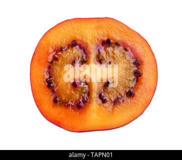 Tamarillo fresco mezzo frutto isolato su sfondo bianco Foto Stock