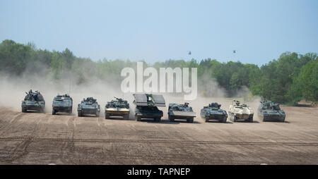 Munster, Germania. Il 20 maggio 2019. Durante una dimostrazione del molto alta disponibilità Joint Task Force (VJTF), serbatoi del tipo Panzerhaubitze 2000 (l-r), GTK Boxer, Marder combattimento della fanteria, veicolo 2A1 Dachs blindato veicolo pioneer, Leguan ponte ponte blindato veicolo, 2A1 Dachs blindato veicolo pioneer, Marder fanteria corazzata veicolo di combattimento, GTK Boxer e Panzerhaubitze 2000 sono azionati su un campo di allenamento. Nel 2019, la Germania sarà responsabile nato per la forza di reazione rapida. Credito: Christophe Gateau/dpa/Alamy Live News Foto Stock