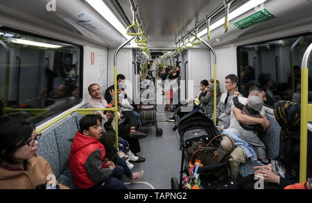 Sydney, Australia. 26 Maggio, 2019. Passeggeri prendono un treno senza macchinista della nuova apertura della Metropolitana di Sydney Nord-ovest di Sydney, Australia, 26 maggio 2019. Sydney è di nuovo Driverless Metro di nord-ovest si è aperto domenica. Credito: Bai Xuefei/Xinhua/Alamy Live News Foto Stock
