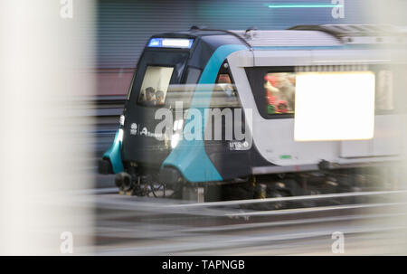 Sydney, Australia. 26 Maggio, 2019. Passeggeri prendono un treno senza macchinista del recentemente inaugurato di Sydney Nord-ovest della metropolitana alla stazione di Chatswood a Sydney in Australia, 26 maggio 2019. Sydney è di nuovo Driverless Metro di nord-ovest si è aperto domenica. Credito: Bai Xuefei/Xinhua/Alamy Live News Foto Stock