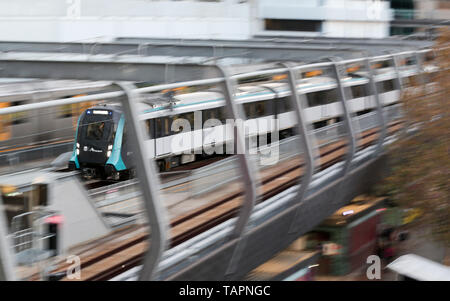 Sydney, Australia. 26 Maggio, 2019. Un treno senza macchinista della nuova apertura della Metropolitana di Sydney Nord-ovest tira in Chastwood Station a Sydney in Australia, 26 maggio 2019. Sydney è di nuovo Driverless Metro di nord-ovest si è aperto domenica. Credito: Bai Xuefei/Xinhua/Alamy Live News Foto Stock