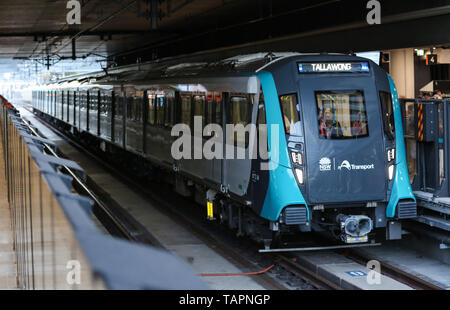 Sydney, Australia. 26 Maggio, 2019. Un treno senza macchinista della nuova apertura della Metropolitana di Sydney Nord-ovest tira in Chastwood Station a Sydney in Australia, 26 maggio 2019. Sydney è di nuovo Driverless Metro di nord-ovest si è aperto domenica. Credito: Bai Xuefei/Xinhua/Alamy Live News Foto Stock