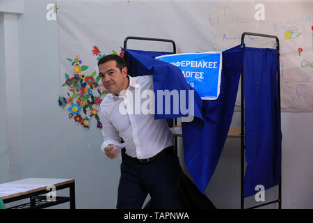 (190526) - Atene, 26 maggio 2019 (Xinhua) -- Il primo ministro greco, Alexis Tsipras è visto in corrispondenza di una stazione di polling in Atene in Grecia il 26 maggio 2019. Gli elettori in Grecia votare domenica alle elezioni per il Parlamento europeo (EP). (Xinhua/Marios Lolos) Foto Stock