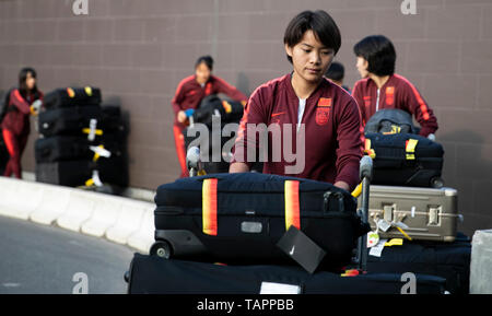 (190525) -- Parigi, maggio 25, 2019 (Xinhua) -- Lettore cinese Wang Shuang(parte anteriore) attende di ottenere sul bus a le donne cinesi la squadra nazionale di gioco del calcio dell'arrivo all'Aeroporto Charles de Gaulle di Parigi in Francia il 25 maggio 2019. Coaching personale, ivi compreso il capo allenatore Jia Xiuquan, e 26 giocatori sbarcati qui all'inizio di mattina di sabato per la finale della fase di preparazione prima della FIFA Coppa del mondo femminile. (Xinhua/Han Yan) Foto Stock