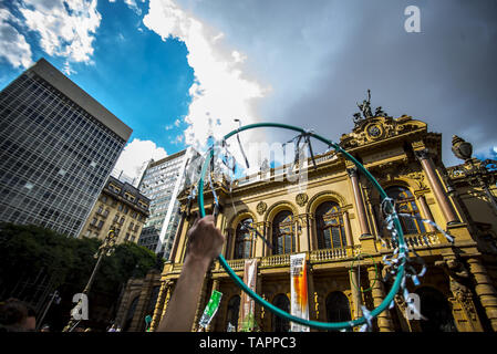 Sao Paulo, Brasile. 27 Maggio 2019.INTERVENTO ARTISTICO - Grupo rende intervento artistico celebra la foresta atlantica giorno sui gradini del Teatro Comunale in SÃ£o Paulo. Credito: Cris Faga/ZUMA filo/Alamy Live News Foto Stock