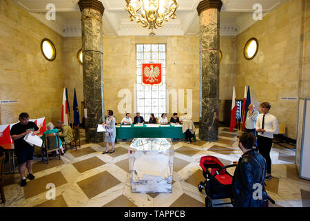 (190526) -- Varsavia, 26 maggio 2019 (Xinhua) -- gente a votare in un seggio al palazzo della cultura e della scienza nel centro di Varsavia, Polonia, il 26 maggio 2019. I cittadini dei 28 Unione Europea (UE) i paesi membri, tra i quali oltre 400 milioni di elettori sono ammissibili, sono attesi a votare nel corso di quattro giorni a partire da giovedì, per eleggere 751 membri del PE (MEP) per un mandato di cinque anni. (Xinhua/Jaap Arriens) Foto Stock