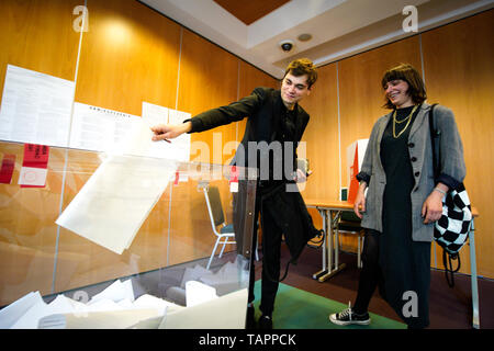 (190526) -- Varsavia, 26 maggio 2019 (Xinhua) -- un uomo getta il suo voto a un seggio al ministero dell'agricoltura e dello sviluppo rurale da attuare in Varsavia, Polonia, il 26 maggio 2019. I cittadini dei 28 Unione Europea (UE) i paesi membri, tra i quali oltre 400 milioni di elettori sono ammissibili, sono attesi a votare nel corso di quattro giorni a partire da giovedì, per eleggere 751 membri del PE (MEP) per un mandato di cinque anni. (Xinhua/Jaap Arriens) Foto Stock