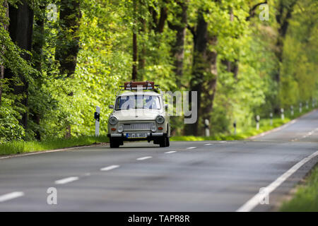 12 maggio 2019, Sassonia-Anhalt, Dessau-Roßlau: una Trabant 601 Universal Deluxe (Kombi) viaggia su una strada di campagna vicino a Dessau. Foto: Jan Woitas/dpa-Zentralbild/dpa Foto Stock