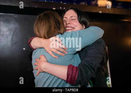 Birmingham, Regno Unito. 27 Maggio, 2019. Partito dei Verdi vice leader Amelia Womack (sinistra) abbracci new West Midlands MEP Ellie Chowns (destra) in corrispondenza di un evento per celebrare i risultati dell'elezione dell'UE che ha visto salire verdi da tre a sette posti in Inghilterra. Credito: Vladimir Morozov/Alamy Live News Foto Stock