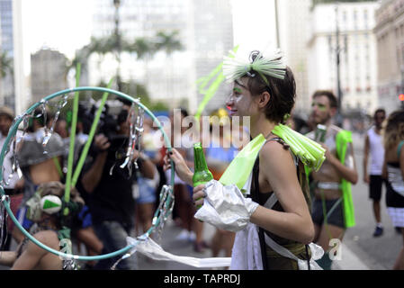 Sao Paulo, Brasile. 27 maggio 2019. Intervento ARTISTICO - Grupo rende intervento artistico celebra la foresta atlantica giorno sui gradini del Teatro Comunale in SÃ£o Paulo. Credito: Cris Faga/ZUMA filo/Alamy Live News Foto Stock