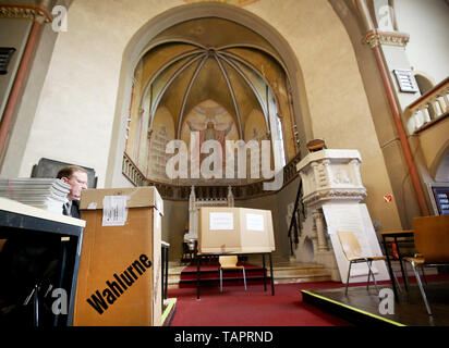 Bochum, Germania. 26 Maggio, 2019. Nella chiesa di Lutero, che non viene più utilizzata come una chiesa e la città di Bochum ha impostato una stazione di polling. Dal 23.05. al 26.05.2019 i cittadini dei 28 Stati membri dell UE eleggere un nuovo parlamento. Credito: Roland Weihrauch/dpa/Alamy Live News Foto Stock