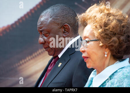 (190526) -- Pechino, 26 maggio 2019 (Xinhua) -- il neo-eletto Presidente sudafricano Cyril Ramaphosa e sua moglie frequentare la sua cerimonia di inaugurazione a Pretoria, Sud Africa, 25 maggio 2019. Cyril Ramaphosa sabato ha detto che si è impegnata ad affrontare le gravi sfide che il paese ha affrontato nella sua cerimonia di inaugurazione in Loftus Versfeld stadium di Pretoria. (Xinhua/Yeshiel Panchia) Foto Stock