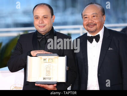 (190526) -- CANNES, 26 maggio 2019 (Xinhua) -- Cesar Diaz (L), vincitore della fotocamera d'Or award per il film "Nuestras Madres" pone con il Presidente della Camera d'o giuria Rithy Panh durante un photocall presso la 72a Cannes Film Festival di Cannes, Francia, il 25 maggio 2019. La tenda della 72esima edizione del Festival del Cinema di Cannes è sceso il sabato sera con il sud coreano film 'parassita' vincendo questo anno il premio più prestigioso, La Palme d'Or. (Xinhua/Gao Jing) Foto Stock