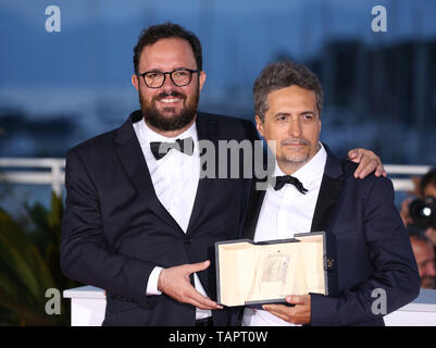 (190526) -- CANNES, 26 maggio 2019 (Xinhua) -- Amministrazione Juliano Dornelles (L) e Kleber Mendonca Filho, co-vincitori del premio della giuria per il film "Bacurau' pongono durante un photocall presso la 72a Cannes Film Festival di Cannes, Francia, il 25 maggio 2019. La tenda della 72esima edizione del Festival del Cinema di Cannes è sceso il sabato sera con il sud coreano film 'parassita' vincendo questo anno il premio più prestigioso, La Palme d'Or. (Xinhua/Gao Jing) Foto Stock