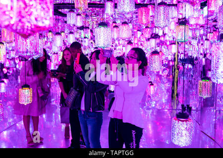 Los Angeles, Stati Uniti d'America. 26 Maggio, 2019. Visitatori tour del museo di spazio da sogno, un Digital Art Museum di Los Angeles, Stati Uniti, 26 maggio 2019. Credito: Qian Weizhong/Xinhua/Alamy Live News Foto Stock