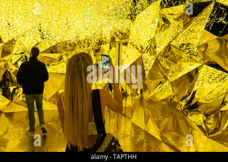 Los Angeles, Stati Uniti d'America. 26 Maggio, 2019. Visitatori tour del museo di spazio da sogno, un Digital Art Museum di Los Angeles, Stati Uniti, 26 maggio 2019. Credito: Qian Weizhong/Xinhua/Alamy Live News Foto Stock