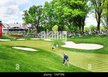 Rochester, NY, STATI UNITI D'AMERICA. 26 Maggio, 2019. Gli spettatori la linea XIII foro durante il round finale a giocare al 2019 KitchenAid Senior PGA Championship a Oak Hill East campo da golf a Oak Hill Country Club a Rochester, New York. Foto di Alan Schwartz/Cal Sport Media/Alamy Live News Foto Stock