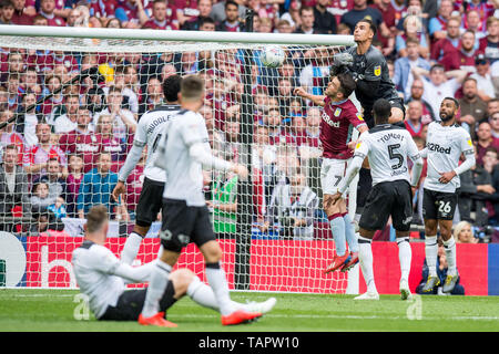 Londra, Regno Unito. 27 Maggio, 2019. John McGinn di Aston Villa teste in Aston Villa il 2° obiettivo durante il cielo EFL Bet Play-Off campionato partita finale tra Aston Villa e Derby County allo Stadio di Wembley a Londra, Inghilterra il 27 maggio 2019. Foto di Matteo Buchan. Solo uso editoriale, è richiesta una licenza per uso commerciale. Nessun uso in scommesse, giochi o un singolo giocatore/club/league pubblicazioni. Credit: UK Sports Pics Ltd/Alamy Live News Foto Stock