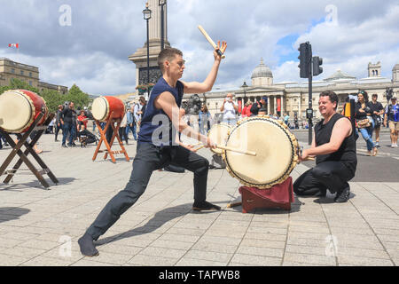 Londra REGNO UNITO. 27 maggio 2019. Giapponese Taiko batteristi, Taiko nel frattempo in base a Greenwich eseguire in Trafalgar Square Londra Foto Stock