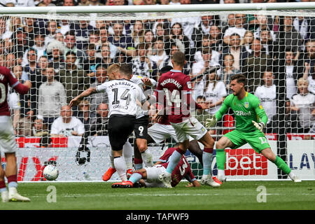 Londra, Regno Unito. 27 Maggio, 2019. Jack Marriott di Derby County i punteggi per renderlo 2-1 durante il cielo EFL Bet Play-Off campionato partita finale tra Aston Villa e Derby County allo Stadio di Wembley a Londra, Inghilterra il 27 maggio 2019. Foto di Ken scintille. Solo uso editoriale, è richiesta una licenza per uso commerciale. Nessun uso in scommesse, giochi o un singolo giocatore/club/league pubblicazioni. Credit: UK Sports Pics Ltd/Alamy Live News Foto Stock