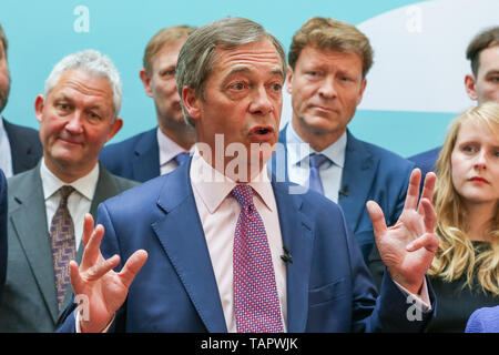 Londra, Regno Unito. 27 Maggio, 2019. Westminster, Londra, 27 maggio 2019 - Nigel Farage, leader del Partito Brexit e un deputato del Parlamento europeo per il sud-est dell' Inghilterra parlando all'UE i risultati elettorali conferenza stampa a Westminster. La neonata Brexit parte vuole il Regno Unito per lasciare l'Unione europea senza un accordo ha vinto 10 del Regno Unito in 11 regioni, guadagnando 28 posti a sedere, più di 32% del voto in tutto il paese e sono partito in nove regioni. Credito: Dinendra Haria/Alamy Live News Foto Stock