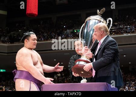 Stati Uniti Presidente Donald Trump presenta i presidenti Cup al sumo Grand Champion Asanoyama, sinistra, al Ryogoku Kokugikan Stadium, 26 maggio 2019 a Tokyo, Giappone. Foto Stock