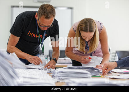 Haverfordwest, Regno Unito. 26 Maggio, 2019. Scrutini vengono conteggiati presso il Pembrokeshire archivi in Haverfordwest Credito: ATHENA AGENZIA IMMAGINE LTD/Alamy Live News Foto Stock