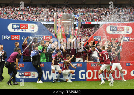 Londra, Regno Unito. 27 Maggio, 2019. Aston Villa giocatori festeggiare dopo aver vinto il campionato EFL finale Play-Off durante il cielo scommessa campionato Play Off finale tra Aston Villa e Derby County allo Stadio di Wembley, Londra lunedì 27 maggio 2019. (Credit: Tim Markland | Credit: MI News & Sport /Alamy Live News Foto Stock