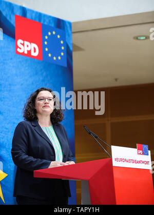 Berlino, Germania. 27 Maggio, 2019. Andrea Nahles, leader del tedesco il Partito socialdemocratico (SPD) partecipa a una conferenza stampa presso il quartier generale della SPD a Berlino, capitale della Germania, maggio 27, 2019. Il tedesco della coalizione di partiti socialdemocratici (SPD) e il conservatore unione CDU/CSU, ha subito gravi perdite in occasione delle elezioni europee, secondo i risultati ufficiali pubblicati da parte del Parlamento europeo di lunedì. Credito: Dan Yuqi/Xinhua/Alamy Live News Foto Stock