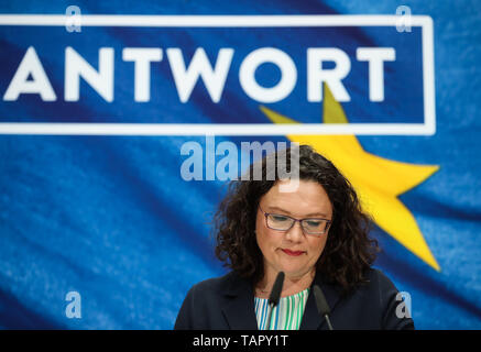 Berlino, Germania. 27 Maggio, 2019. Andrea Nahles, leader del tedesco il Partito socialdemocratico (SPD) partecipa a una conferenza stampa presso il quartier generale della SPD a Berlino, capitale della Germania, maggio 27, 2019. Il tedesco della coalizione di partiti socialdemocratici (SPD) e il conservatore unione CDU/CSU, ha subito gravi perdite in occasione delle elezioni europee, secondo i risultati ufficiali pubblicati da parte del Parlamento europeo di lunedì. Credito: Dan Yuqi/Xinhua/Alamy Live News Foto Stock