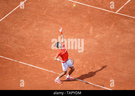 Parigi, Francia. 27 maggio 2019. Novak Djokovic di Serbia durante gli Uomini Singoli Primo turno match di tennis aperto francese torneo contro Hubert Hurkacz della Polonia al Roland Garros di Parigi in Francia il 27 maggio 2019. Credito: AFLO/Alamy Live News Foto Stock