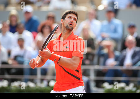 Parigi, Francia. 27 maggio 2019. Novak Djokovic di Serbia durante gli Uomini Singoli Primo turno match di tennis aperto francese torneo contro Hubert Hurkacz della Polonia al Roland Garros di Parigi in Francia il 27 maggio 2019. Credito: AFLO/Alamy Live News Foto Stock