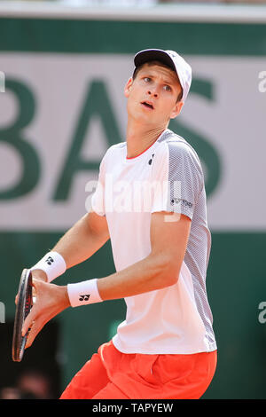 Parigi, Francia. 27 maggio 2019. Hubert Hurkacz di Polonia durante gli Uomini Singoli Primo turno match di tennis aperto francese torneo contro Novak Djokovic di Serbia presso il Roland Garros di Parigi in Francia il 27 maggio 2019. Credito: AFLO/Alamy Live News Foto Stock