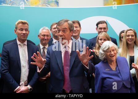 Londra, Regno Unito. 27 Maggio, 2019. Nigel Farage sedie il partito Brexit post-conferenza elettorale. Il partito Brexit ha fatto molto bene nelle elezioni europee il polling 32%della votazione con 28 membri siano eletti come deputati. Credito: Tommy Londra/Alamy Live News Foto Stock