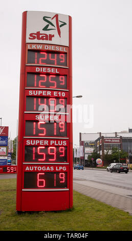 26 maggio 2019, Schleswig-Holstein, Lubecca: un visualizzatore in corrispondenza di una stazione di benzina mostra gli attuali prezzi del carburante. Prima che il lungo weekend della Festa dell'Ascensione, driver presso la stazione di benzina hanno per scavare in profondità nel loro tasche. I prezzi per i diversi tipi di carburante sono aumentati costantemente negli ultimi mesi e settimane e hanno raggiunto il picco per un breve periodo di tempo una settimana prima della festa. Foto: Felix König/dpa Foto Stock