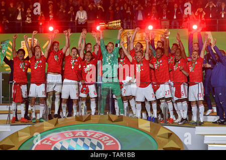 Berlino, Deutschland. 25 Maggio, 2019. Teamfoto, Team, Team Team foto, Manuel NEUER (portiere FC Bayern Monaco di Baviera) con coppa, Cup, trofeo, giubilo, gioia, entusiasmo, Cerimonia di premiazione. Calcio, stagione 2018/19, DFB Pokal finale di RB Leipzig (L) - FC Bayern Monaco di Baviera (M) 0-3, | Utilizzo di credito in tutto il mondo: dpa/Alamy Live News Foto Stock