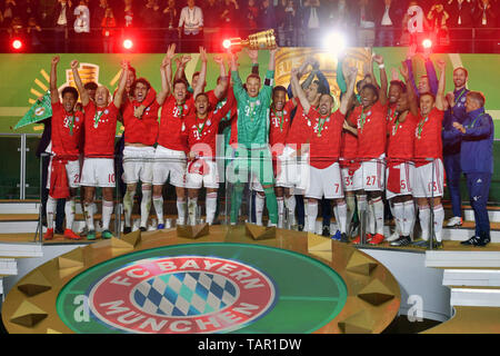 Berlino, Deutschland. 25 Maggio, 2019. Teamfoto, Team, Team Team foto, Manuel NEUER (portiere FC Bayern Monaco di Baviera) con coppa, Cup, trofeo, giubilo, gioia, entusiasmo, Cerimonia di premiazione. Calcio, stagione 2018/19, DFB Pokal finale di RB Leipzig (L) - FC Bayern Monaco di Baviera (M) 0-3, | Utilizzo di credito in tutto il mondo: dpa/Alamy Live News Foto Stock