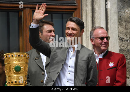 Niko KOVAC (pullman FC Bayern Monaco di Baviera) onde per le ventole, i tifosi di calcio re: Karl Heinz RUMMENIGGE, gestione (presidente) hi: Robert KOVAC (pullman FC Bayern Monaco di Baviera). I trofei, coppa, bicchiere, tazza, Champion Cup. FC Bayern Munich-Meisterfeier sul Rathausbalkon/Marienplatz a Monaco di Baviera il 26.05.2019. Calcio, stagione 2018/19, DFB Pokal finale di RB Leipzig (L) - FC Bayern Monaco di Baviera (M) 0-3. | Utilizzo di tutto il mondo Foto Stock