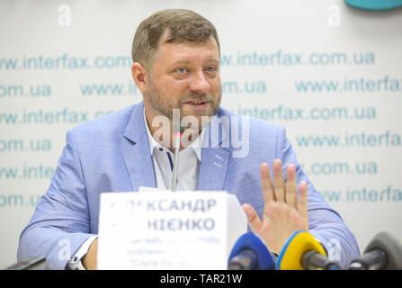 Kiev, Ucraina. 27 Maggio, 2019. La testa del quartier generale della campagna del partito politico servant del popolo" Oleksandr Korniyenko, partecipa a una conferenza stampa a Kiev, Ucraina, 27 maggio 2019. I funzionari di servant del popolo" partito politico ha annunciato l inizio del loro partito la partecipazione al Parlamento campagna elettorale dopo Presidente Zelensky aveva respinto il parlamento ucraino il 21 maggio 2019 e chiamato per elezioni anticipate per il 21 luglio 2019. Credito: Sergii Kharchenko/ZUMA filo/Alamy Live News Foto Stock