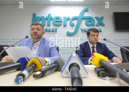 Kiev, Ucraina. 27 Maggio, 2019. La testa del quartier generale della campagna del partito politico servant del popolo" Oleksandr Korniyenko (L) e Dmytro Razumkov, la testa di servant del popolo " (R), partecipare a una conferenza stampa tenutasi a Kiev, Ucraina, 27 maggio 2019. I funzionari di servant del popolo" partito politico ha annunciato l inizio del loro partito la partecipazione al Parlamento campagna elettorale dopo Presidente Zelensky aveva respinto il parlamento ucraino il 21 maggio 2019 e chiamato per elezioni anticipate per il 21 luglio 2019. Credito: Sergii Kharchenko/ZUMA filo/Alamy Live News Foto Stock